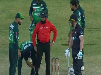 NZ vs PAK 2nd ODI: Video: Wasim hits ball to umpire, Naseem grab his leg; Strange incident in NZ vs PAK match | NZ vs PAK 2nd ODI: Video: वसीमने अंपायरला मारला बॉल, तर नसीमने पकडले पाय; NZ vs PAK सामन्यात विचित्र घटना