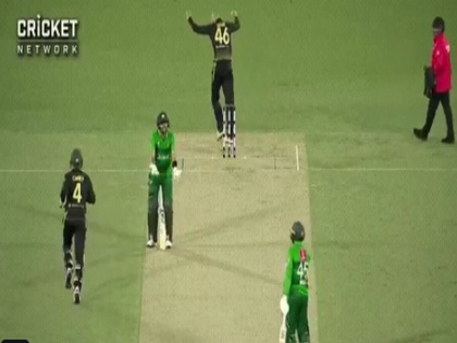 AUSvPAK : watch video; Captain Babar Azam unhappy with Asif Ali shot selection; Pak scored 150 run in 2nd T20I | AUSvPAK : पाकिस्तानच्या कर्णधारानं मैदानावरच काढले सहकाऱ्याचे वाभाडे, Video