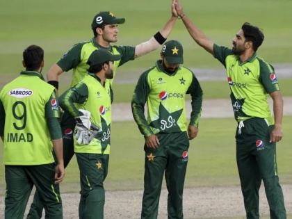 England series not to be telecast in Pakistan as Indian company holds rights: Pak minister Fawad Chaudhry | पाकिस्तानचा संघ इंग्लंडला भिडणार, पण पाक चाहते सामने नाही पाहू शकणार; भारताकडे बोट दाखवत मंत्र्यांनी घेतला निर्णय 