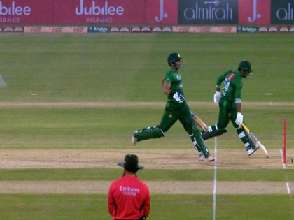 WATCH: Pakistan captain Sarfaraz Ahmed and Iftikhar Ahmed suffer terrible mix-up in 1st T20I against Sri Lanka | Video : पाकिस्तानच्या फलंदाजांना कुठं जावं कळेना... दोघेही धावले एकाच दिशेला 