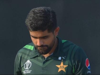 ICC ODI World Cup PAK vs SA Live : Babar Azam dismissed for 50 in 65 balls, Pakistan 141/5 , There have already been 80 dot balls in the first 22 overs of this innings  | पाकिस्तानने २२ पैकी १३.२ षटकं निर्धाव खेळली; दक्षिण आफ्रिकेसमोर गोची, निम्मा संघ माघारी