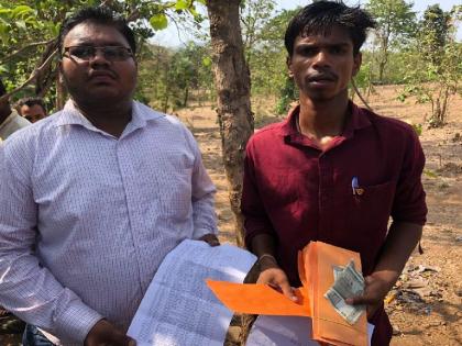 Shiv Sainiks caught the man in Palghar who distribute money | पालघरमध्ये पैसे वाटप करणाऱ्याला शिवसैनिकांनी पकडले रंगेहात, भाजपा शहराध्यक्षांवर आरोप