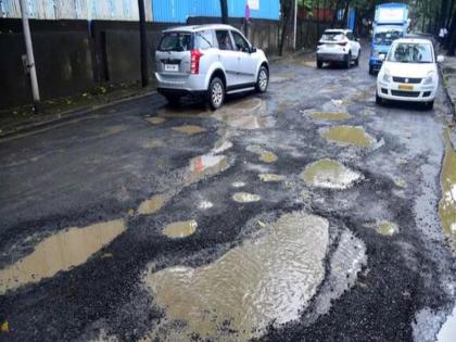 in mumbai 158 died in five years due to potholes 309 people injured in 340 accidents | खड्ड्यांमुळे पाच वर्षांत १५८ जणांचा बळी; ३४० अपघातांत ३०९ जण जखमी