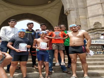 Swimming: Rupali Repeale Academy students crossed the Gateway and Dharamtal difference | जलतरण : रुपाली रेपाळे अकादमीच्या विद्यार्थ्यांनी पार केले गेटवे तर धरमतर अंतर