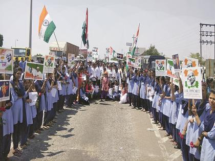 Movements across the district in support of Anna; Rastaroko on the city-Pune highway | अण्णांच्या समर्थनार्थ जिल्हाभरात आंदोलने; नगर-पुणे महामार्गावर रास्तारोको