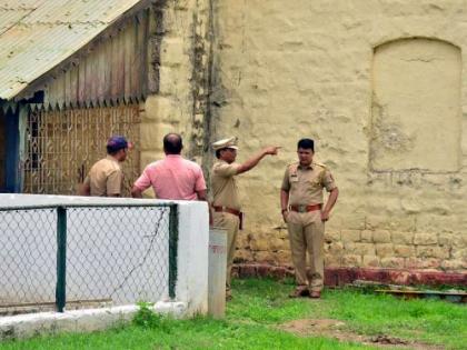 Prisoners who escaped from Amravati jail not found yet; Inquiry committee formed, squad will arrive today | अमरावतीत ‘जेल ब्रेक’ करून पसार झालेले कैदी मिळेनात; चौकशी समिती गठित, आज येणार पथक