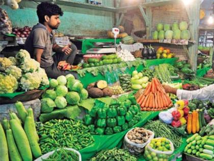 Low rainfall blow; Due to declining income, leafy vegetables became more expensive in Solapur | कमी पावसाचा फटका; आवक कमी झाल्याने सोलापुरातील पालेभाज्या महागल्या