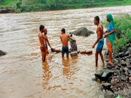 A pregnant woman's journey through a river on a log; Type in Kurlod in Mokhada | गर्भवतीचा लाकडावरून नदीतून प्रवास; मोखाड्यातील कुर्लोदमधील प्रकार