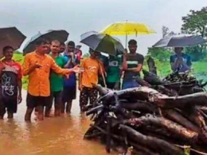 palghar news The dead body was carried Since there is no cremation ground, cremation is by the river | सरणासह मृतदेह गेला वाहून; स्मशानभूमी नसल्याने नदीकाठीच अंत्यसंस्कार