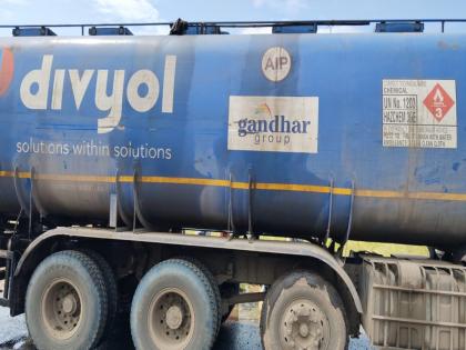 Diesel spillage from a tanker heading towards gujarat | गुजरातच्या दिशेने जाणाऱ्या टँकरमधून इंधन गळती; डिझेल पळवण्यासाठी स्थानिकांची मोठी गर्दी