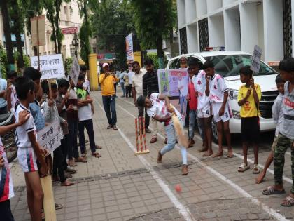 As there was no playground the children played cricket at the door of Sangli Municipal Corporation | क्रीडांगण नसल्याने सांगली महापालिकेच्या दारात मुलांनी खेळले क्रिकेट