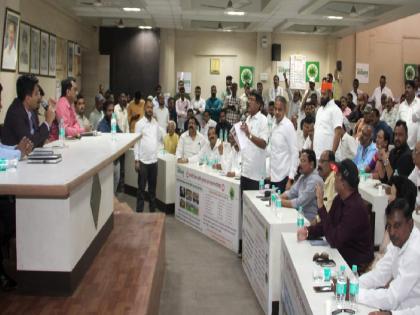 सांगली महापालिकेच्या बैठकीत घरपट्टीवरून गदारोळ, माजी नगरसेवक पीठासनावर चढले 