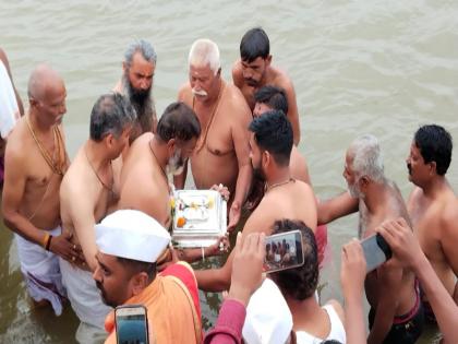 on the return journey sant dnyaneshwar palkhi visit neera river | Ashadhi Wari: परतीच्या प्रवासात माऊलींच्या पादुकांना नीरा नदीत स्नान 