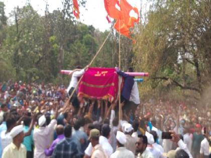 Ceremony of the palanquin visit of Rangala village deity on the border of Shivne-Karambele village | शिवने-करंबेळे गावच्या सीमेवर रंगला ग्रामदेवतेच्या पालखी भेटीचा सोहळा