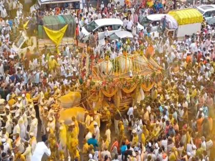 Visiting sant dnyaneshwar maharaj palkhi jejuri the arrival in jubilation | Ashadhi Wari: माऊली खंडेरायाच्या भेटीला! जेजुरीत भंडाऱ्याची उधळण, ज्ञानेश्ववरांच्या पालखीचे जल्लोषात स्वागत