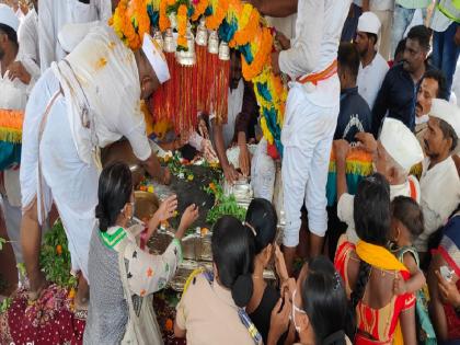 Dnyaneshwar Mauli's Palkhi on the way from Tardgaon to Phaltan | ज्ञानेश्वर माऊलींची पालखी तरडगावहून फलटणकडे मार्गस्थ, दर्शनासाठी भाविकांची अलोट गर्दी