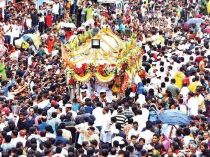 Politicians forget about Palkhi ceremony Eknath is more popular than Vitthal Feelings of the Warakari class | राजकारण्यांना पालखी सोहळ्याचा विसर! विठ्ठलापेक्षा 'एकनाथ' सर्वांच्या मुखी; वारकऱ्यांच्या प्रतिक्रिया