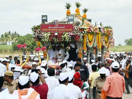 Sant Shree Dnyaneshwar Mauli Palkhi entered in Solapur district pilgrims offer prayers | हरी नामाच्या गजरात संतश्रेष्ठ श्री ज्ञानेश्वर माऊलींच्या पालखीचे सोलापूर जिल्ह्यात दाखल