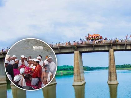 sant tukaram maharaj paduka snan in neera river after tukaram maharaj palkhi enter solapur | Ashadhi Wari: संत तुकोबांच्या पादुकांचे सराटीला निरा स्नान; भक्तिमय वातावरणात पालखीचा पुणेकरांना निरोप