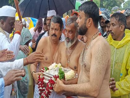pune news mauli ceremony arrives in Pune district despite heavy rains; Mauli shoes are bathed in the Nira river on the return journey | माऊलींचा सोहळा पावसाच्या सरी झेलत पुणे जिल्ह्यात दाखल; परतीच्या प्रवासातही माऊलींच्या पादुकांना नीरा नदीत स्नान pune news mauli ceremony arrives in Pune district despite heavy rains; Mauli shoes are bathed in the Nira river on the return journey | माऊलींचा सोहळा पावसाच्या सरी झेलत पुणे जिल्ह्यात दाखल; परतीच्या प्रवासातही माऊलींच्या पादुकांना नीरा नदीत स्नान