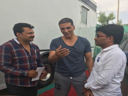 akshay kumar Met To Palshichi P T marathi Movie Director Dhondiba Balu Karande | म्हणून खिलाडी कुमार ने घेतली 'पळशीची पीटी' च्या दिग्दर्शकांची भेट !