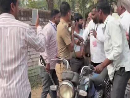 Sangli: पलूसमध्ये बोगस मतदानाचा प्रयत्न उधळून लावला, संशयितांना चोप देत दिले पोलिसांच्या ताब्यात; वातावरण तणावपुर्ण Sangli: पलूसमध्ये बोगस मतदानाचा प्रयत्न उधळून लावला, संशयितांना चोप देत दिले पोलिसांच्या ताब्यात; वातावरण तणावपुर्ण