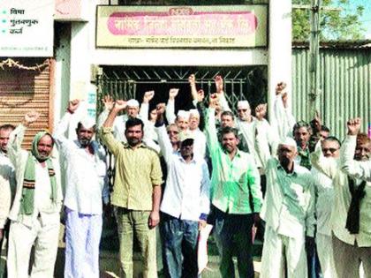 The declaration of farmers in front of the District Bank branch | जिल्हा बॅँकेच्या शाखेसमोर शेतकऱ्यांची घोषणाबाजी