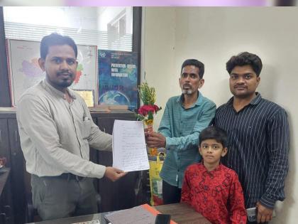 Paan shop owner returned 50 thousand rupees to government as he got corona relief fund twice | पानविक्रेत्याने केली ५० हजार रूपयांची रक्कम परत