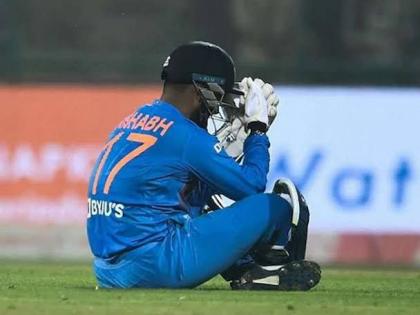 Rishabh Pant was troll by fans in stadium; saying Dhoni ... Dhoni ... | झेल सोडल्यावर पंतला प्रेक्षकांनी धारेवर धरले; धोनी... धोनी... या गजराने केले हैराण