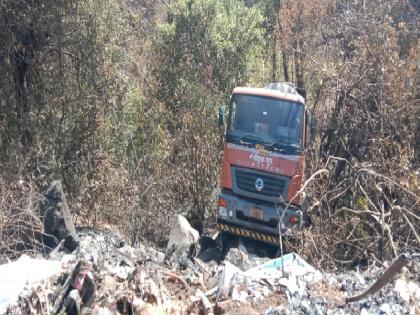 The tanker fell into the valley at vaghbil Ghat panahala kolhapur | Kolhapur- चालक चहा पिण्यासाठी उतरला, ..अन् बाघबीळ घाटात टँकर दरीत घसरला; सुदैवाने जिवीतहानी टळली