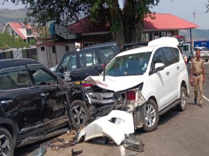 Two cars collided head-on on Waghbil-Panhala road kolhapur | Kolhapur: वाघबीळ घाटात अपघात, एकजण जखमी