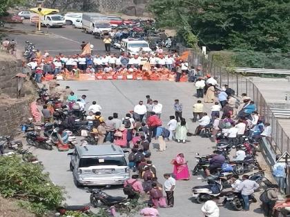 Block the road to Panhala for reservation of Maratha community, leave only students for exams | मराठा आरक्षणासाठी पन्हाळ्यात रास्ता रोको, वाहतुकीची कोंडी; परिक्षेसाठी केवळ विद्यार्थ्यांना सोडलं