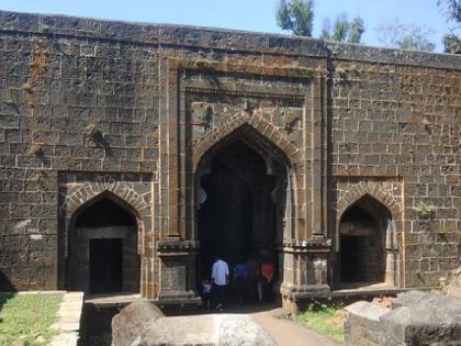 The guide slapped the soldier for asking why the three doors were closed incident at Panhala fort | Kolhapur: तीन दरवाजा बंद का केला म्हणत गाईडने शिपायाला कानशिलात लगावली, पन्हाळा गडावरील घटना The guide slapped the soldier for asking why the three doors were closed incident at Panhala fort | Kolhapur: तीन दरवाजा बंद का केला म्हणत गाईडने शिपायाला कानशिलात लगावली, पन्हाळा गडावरील घटना