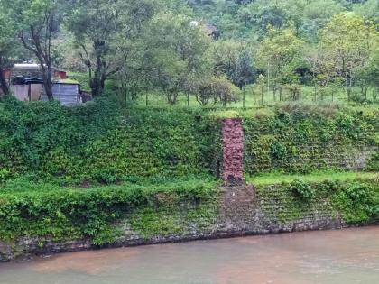 The wall of the historical lake at Panhalgad collapsed | पन्हाळगडावरील ऐतिहासिक तलावाची भिंत ढासळली