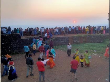 Tourists rush to Panhalgad due to Diwali holiday | कोल्हापूर: दिवाळी सुट्टीमुळे पर्यटकांनी पन्हाळगड हाऊसफुल्ल, रोज लाखांवर गोळा होतोय प्रवासीकर