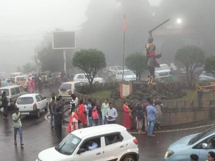 Crowds for rain tourism at Panhala | पन्हाळ्यावर वर्षा पर्यटनासाठी अलोट गर्दी