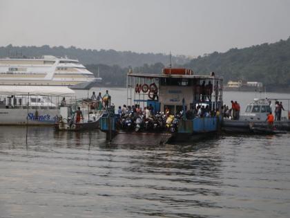 All the passengers are safely rescued from the round-trip roundabout in Panaji | पणजीत मांडवी नदीत भरकटलेल्या फेरीबोटीतून सर्व प्रवाशांची सुखरूप सुटका