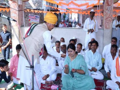 Pankaja Munde listened kirtan with the villagers in Nathra, Parli | पंकजा मुंडे गांवकऱ्यांसोबत रमल्या किर्तन श्रवणात, ग्रामस्थांचा वाढवला उत्साह