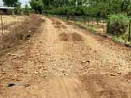 Alternative Panand road work stalled; Hundreds of farmers in trouble | पर्यायी पाणंद रस्त्याचे काम रखडले; शंभर शेतकरी अडचणीत  