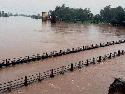 Collapsed in Kolhapur; Out of Panchaganga Patra, 63 villages have lost contact | कोल्हापुरात कोसळधारा; पंचगंगा पात्राबाहेर, 63 गावांचा संपर्क तुटला