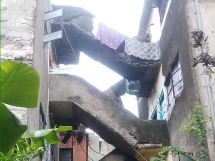 Two people injured in building collapses | इमारतीचा जिना कोसळून दोघे जण जखमी