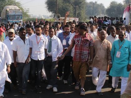 Panchaganga encamped Ambabai for pollution, 'Sangam to Origin' passes in Kolhapur | पंचगंगा प्रदूषणमुक्तीसाठी अंबाबाईला साकडे, ‘संगम ते उगम’ पायी यात्रा कोल्हापुरात दाखल