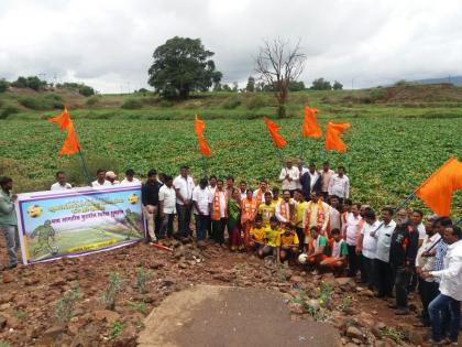 Kolhapur: The football competition held in the Panchaganga river bank, Shivsena has unknowingly forbidden | कोल्हापूर : पंचगंगा नदीपात्रात भरवली फुटबॉल स्पर्धा, शिवसेनेने केला अनोख्या पद्धतीने निषेध