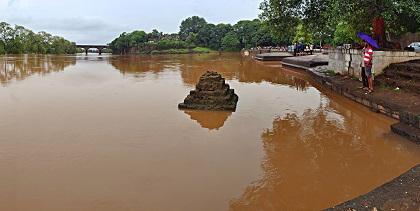 27 dams in the district under water, discharge of 1058 cusecs from Radhanagari dam started | जिल्ह्यातील 27 बंधारे पाण्याखाली, राधानगरी धरणातून 1058 क्युसेक विसर्ग सुरू