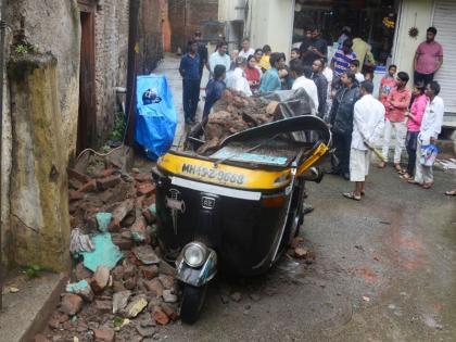 The wall of the castle collapses on the wall; The conductor was injured | नाशकात वाड़्याची भिंत रीक्षावर कोसळली ; रीक्षाचालक जखमी