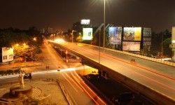 Speedy car dashed and broken railing of Pachpawli flyover bridge | नागपुरात भरधाव कारने उड्डाणपुलाचे रेलिंग तोडले