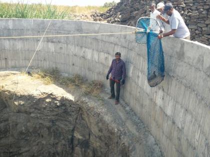 Aab ... 15 hours later, 150 ft deep was taken out of the well | अबब...१५ तासांनंतर १५० फूट खोल विहिरीतून काढला कोल्हा बाहेर