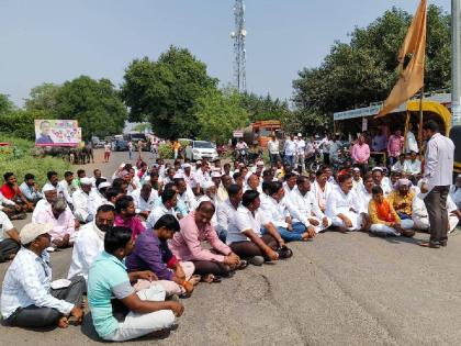 Block road in Vakhri to demand filling of Tisangi lake | तिसंगी तलाव भरून देण्याच्या मागणीसाठी वाखरीत रास्ता रोको