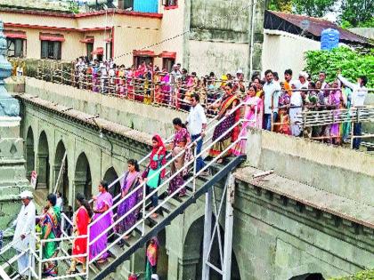 The crowd of devotees for Dehu, Alandi show | देहू, आळंदीत दर्शनासाठी भाविकांची गर्दी