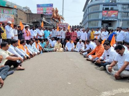 lathi charge on maratha community agitator protest against firing incident in pandharpur | मराठा समाजातील आंदोलनकर्त्यावर लाठीहल्ला; गोळीबार केल्याच्या घटनेचा पंढरपुरात निषेध